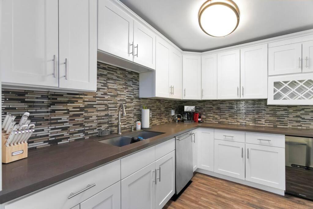 Epicurean Remodel In Central Location. シアトル エクステリア 写真